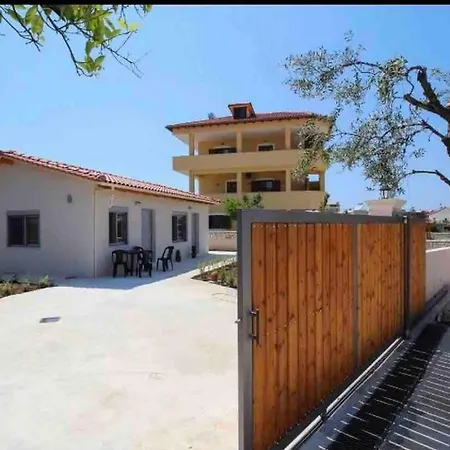 Apartaments Vila Landi * クサミル